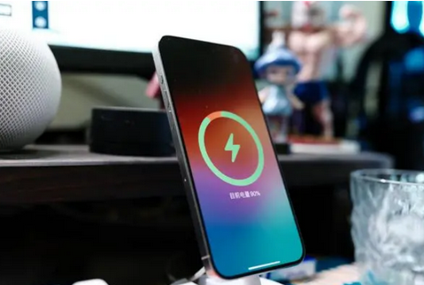 沙湾苹果15换屏服务分享用什么充电器给iPhone15充电更好 